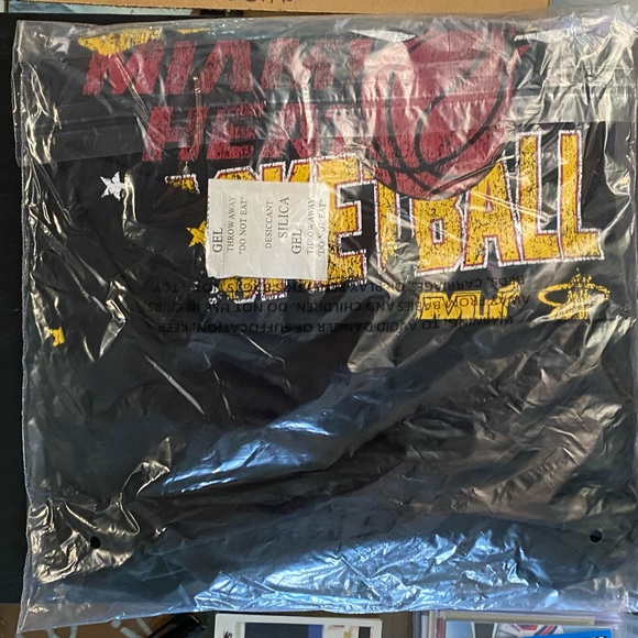 Miami Heat Oversized Cropped Graphic Tee - NWT - Picture 2 of 5